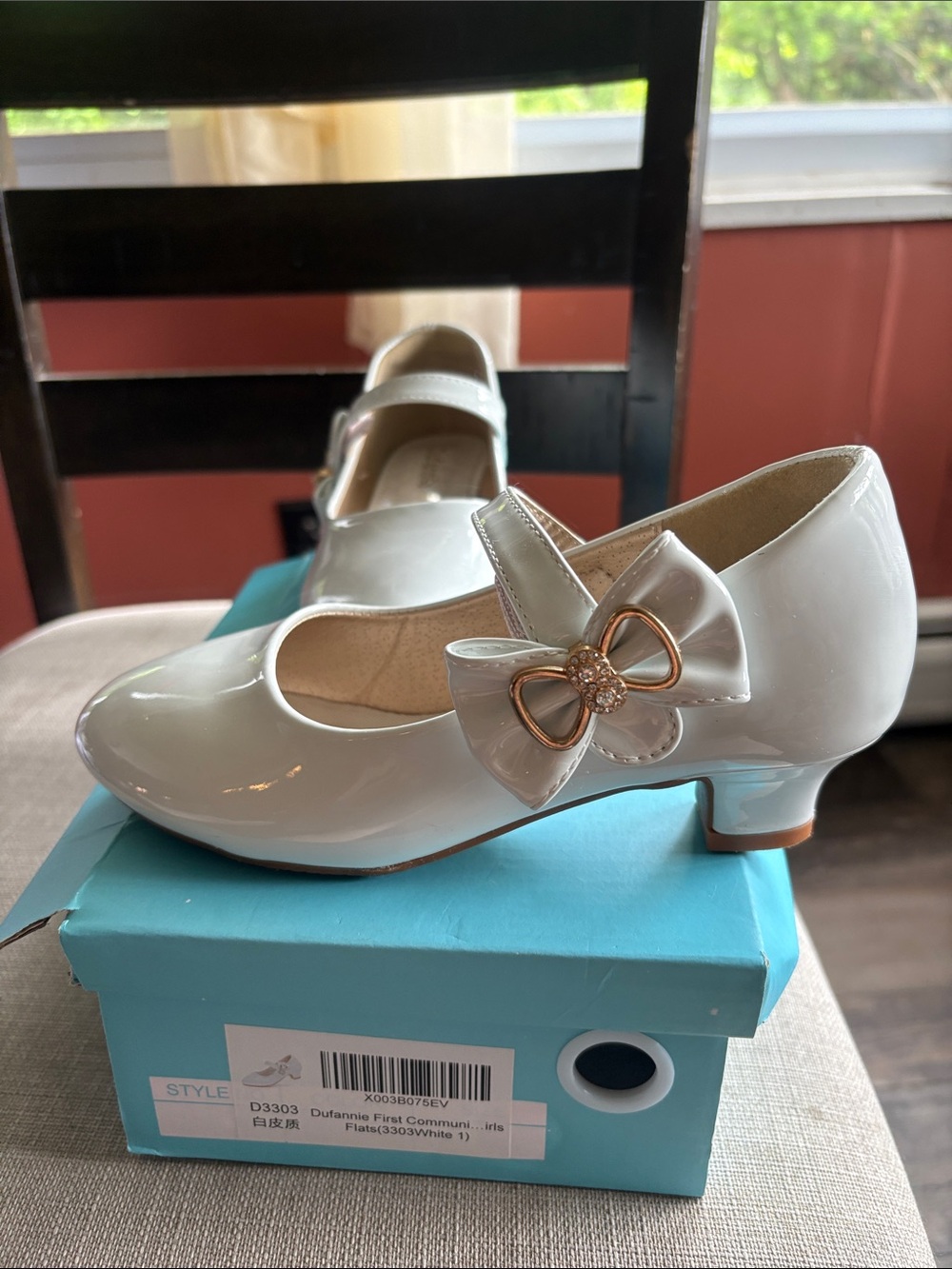 Girls White Patent Mary Jane Dress Shoes with Bow and small kid heel